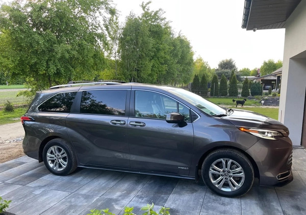 Toyota Sienna cena 255000 przebieg: 37000, rok produkcji 2021 z Zgierz małe 704